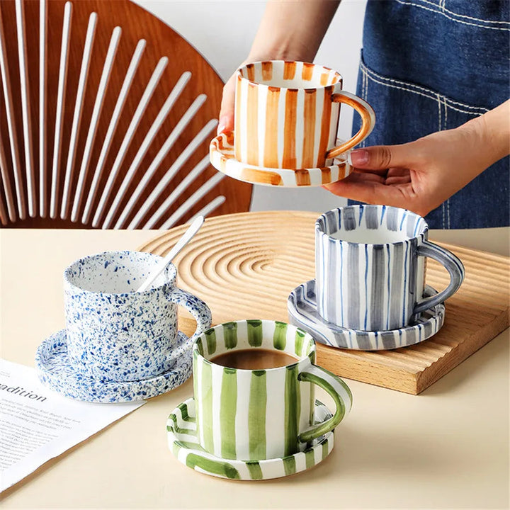 Stilrent keramikset för kaffe & te. Vit minimalistisk kaffekopp med ränder och fat. Modern köksdetalj.