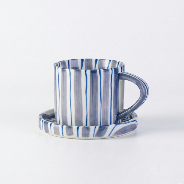 Elegant randigt keramikset för kaffe/te. Minimalistisk design, handritad känsla. Perfekt porslin för hemmet.