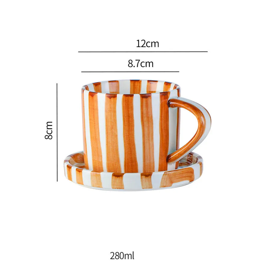 Minimalistisk kaffekopp & fat i keramik. Vitt randigt porslin. Idealisk för kaffe och te.