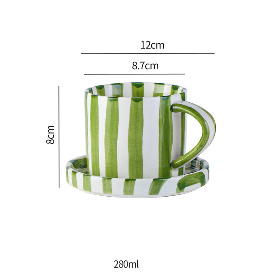 Stilrent minimalistiskt keramikset med randig kopp och fat. Perfekt porslin för kaffe- och tebjudningar.