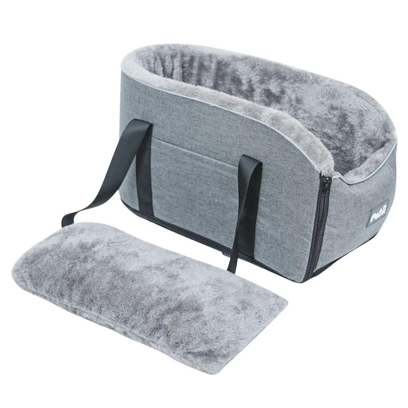 Glad liten hund i mjuk hundbilstol med säkerhetssele, njuter av en trygg bilresa.