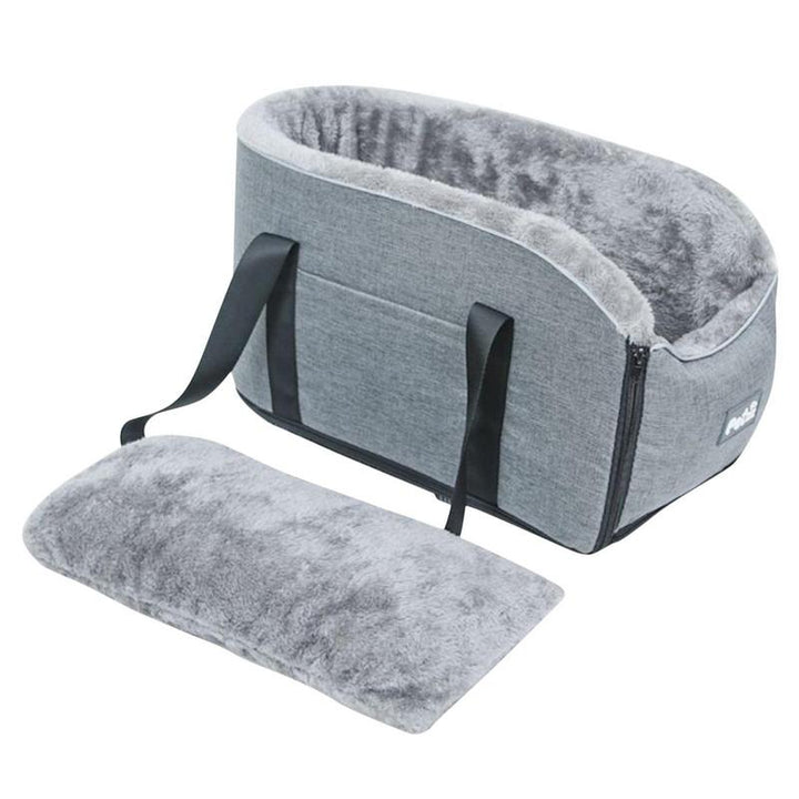 Glad liten hund i mjuk hundbilstol med säkerhetssele, njuter av en trygg bilresa.