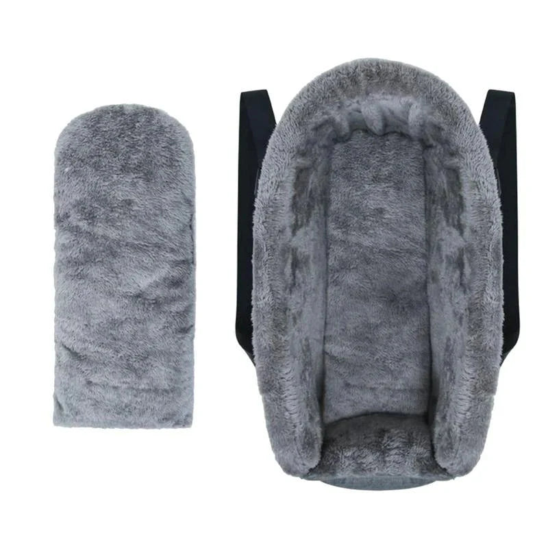 Detaljbild av elegant och slitstark tyg på hundbilstol, med extra kuddar för maximal komfort.