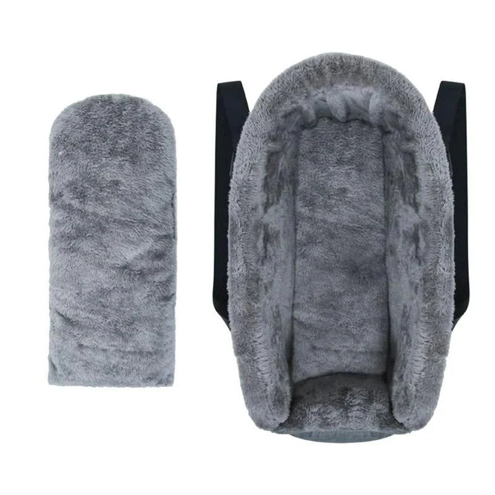 Detaljbild av elegant och slitstark tyg på hundbilstol, med extra kuddar för maximal komfort.