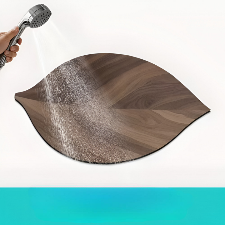 Halkfri badrumsmatta med lövdesign. Optimalt vattenabsorberande och snabbtorkande komfort.