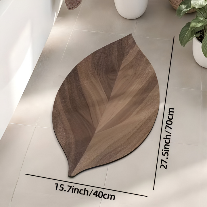 Halkfri och mjuk badrumsmatta i lövdesign, idealisk för en säker och mysig badrumsinredning.