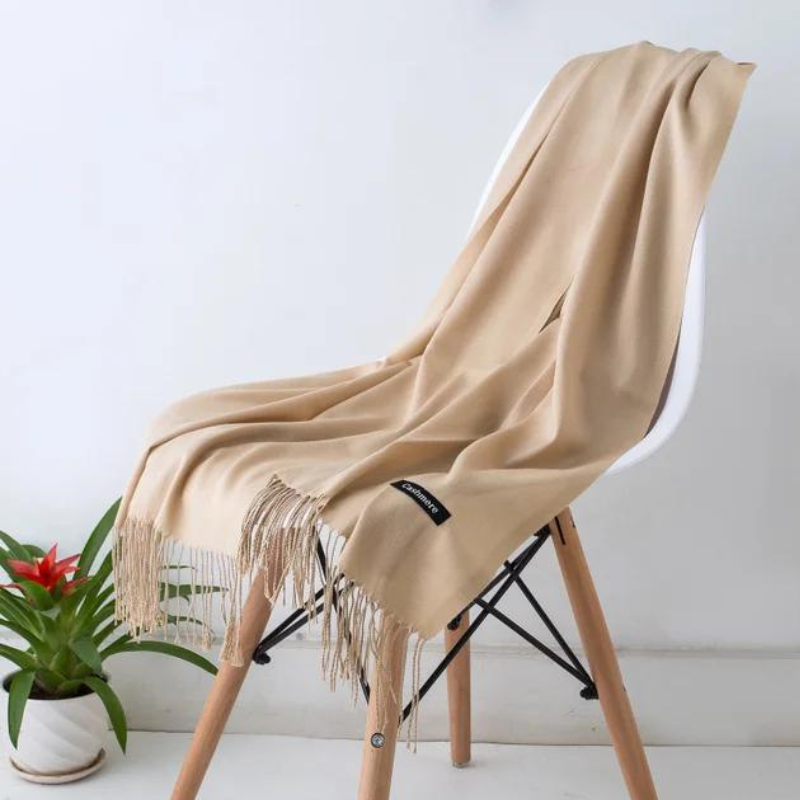 Mjuk, lång kashmirhalsduk för dam. Värmande vinteraccessoar i elegant design.