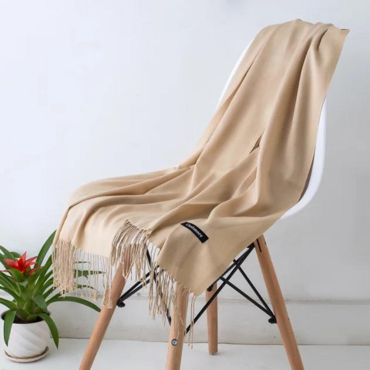 Mjuk, lång kashmirhalsduk för dam. Värmande vinteraccessoar i elegant design.