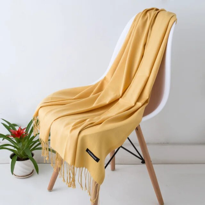 Elegant kashmirhalsduk Emilia, lång & mjuk. Idealisk damaccessoar som håller värmen hela vintern.