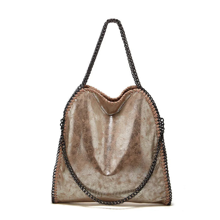 Svart mjuk axelremsväska med kedja. Stilren damväska, perfekt accessoar för alla årstider.