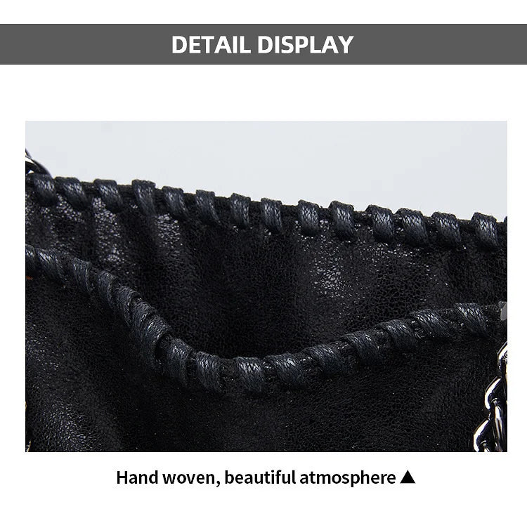 Vintageinspirerad axelremsväska för dam med kedjedetaljer. Lyxig accessoar för din unika look.