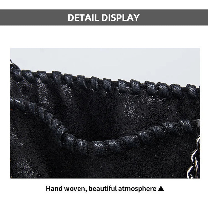 Vintageinspirerad axelremsväska för dam med kedjedetaljer. Lyxig accessoar för din unika look.
