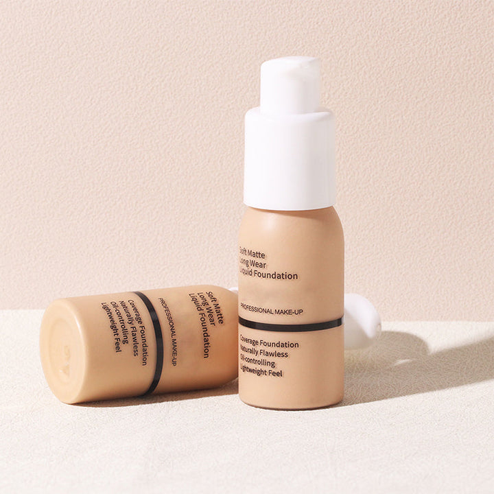 "Mjuk matt flytande foundation för alla hudtyper, hög täckning, lätt och vattentät i olika nyanser."