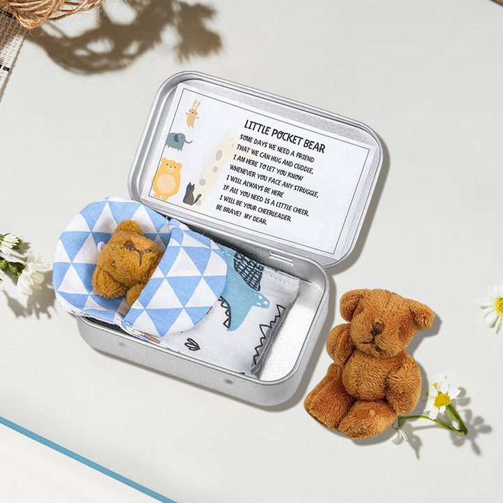 "Mjuk nallebjörn i plåtlåda, perfekt för barn, finns i brun, rosa och vit. Plyschig och kramvänlig."