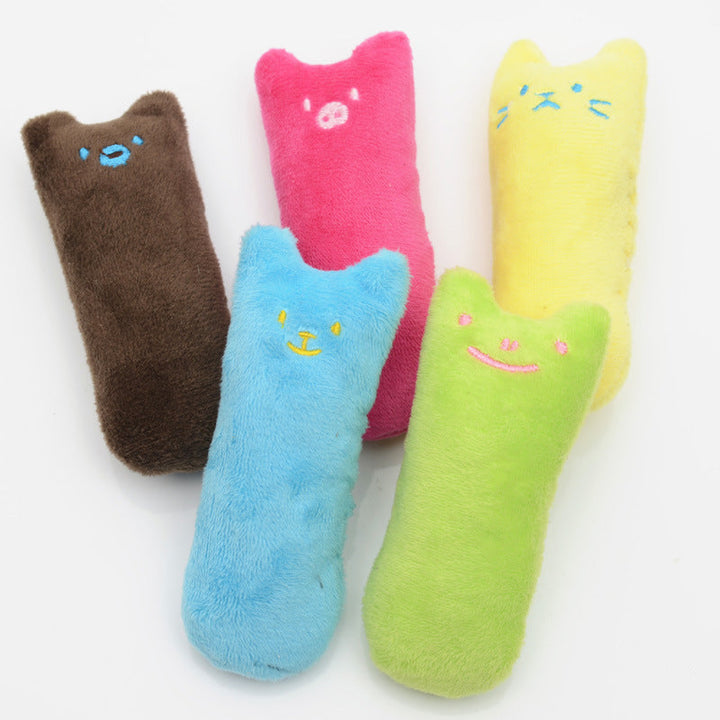 En lugn katt vilar fridfullt på den mysiga, mjuka kattkudden, optimal för kattkomfort och sömn.