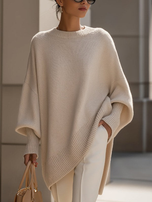 Mjuk, oversize stickad damponcho i elegant design. Komfortabel tröja för vår- och höstmode.