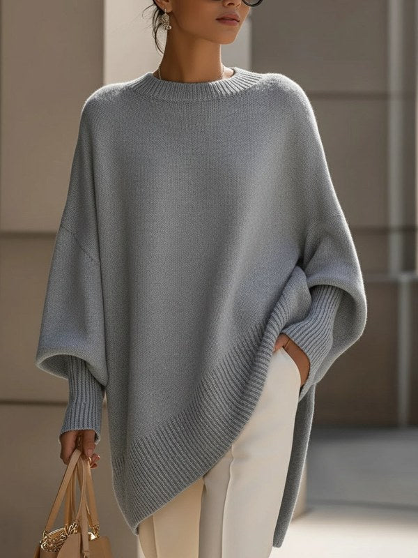 Närbild på stickad oversize damponcho. Lyxig tröja för en avslappnad men elegant stil.
