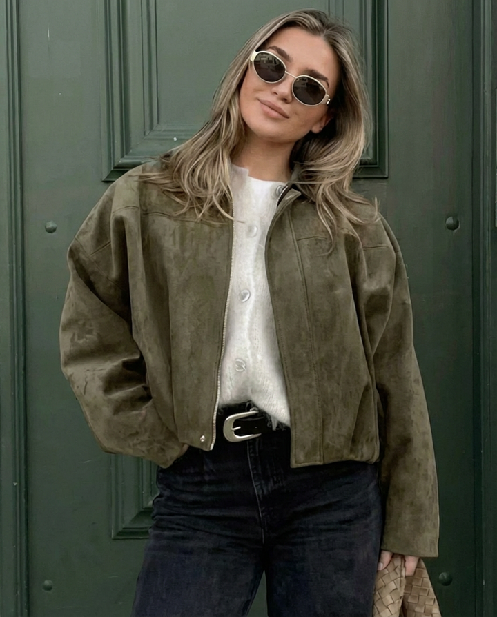 Mjuk, oversized damjacka i mocka. Perfekt för stilfull vardag och casual chic höstmode.