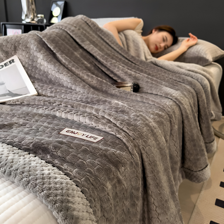 Stilren kastfilt i mjuk polyester, perfekt för att addera värme och komfort till ditt hem.