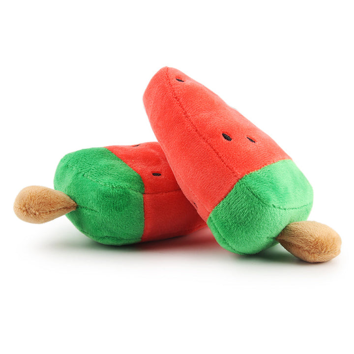 Lekfull innekatt som fångar en mjuk vattenmelonleksak. En rolig och engagerande kattleksak för alla katter.