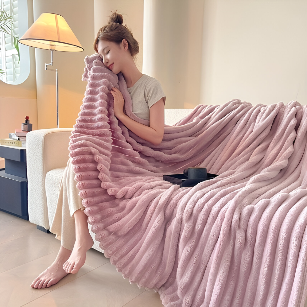 Randig hemtextil i fleece, hållbar och lätt att underhålla.