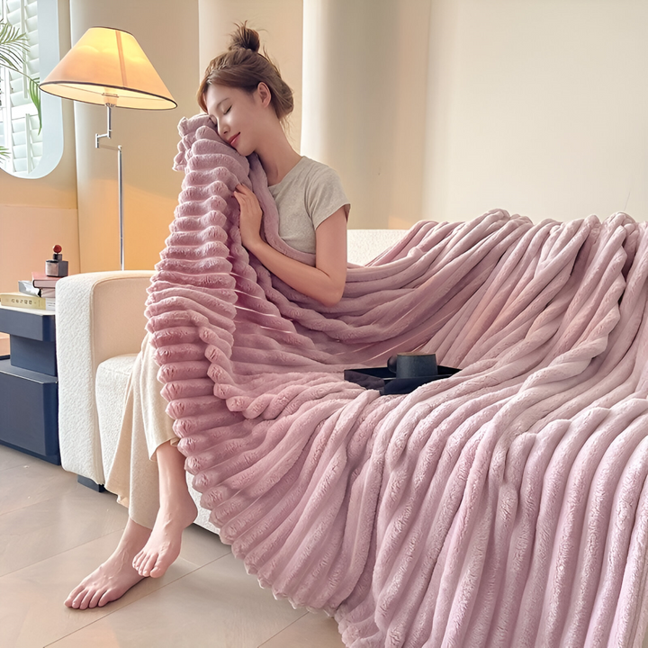 Randig hemtextil i fleece, hållbar och lätt att underhålla.