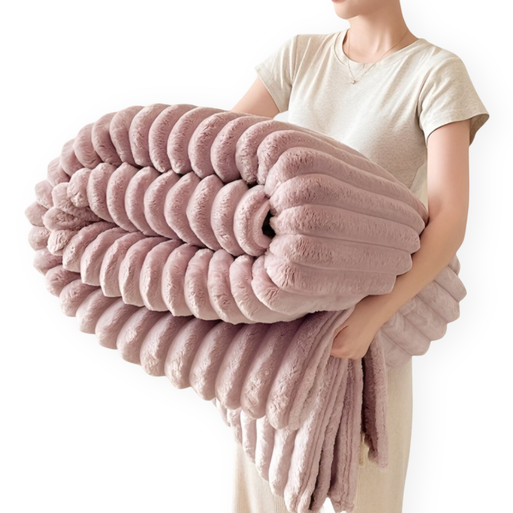 Mjuk fleecefilt med ränder, en snygg och funktionell hemtextil.