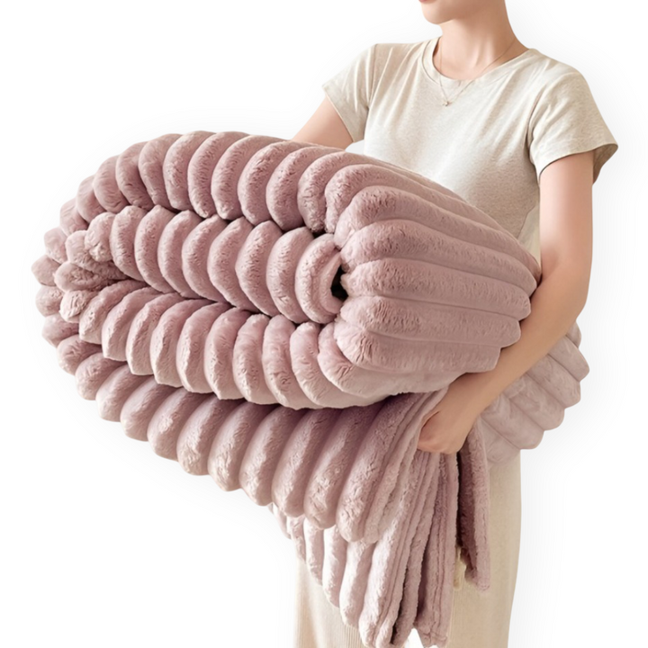 Mjuk fleecefilt med ränder, en snygg och funktionell hemtextil.