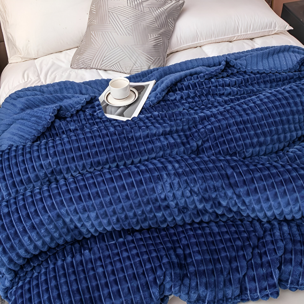 Mysig rutig pläd i varm korallfleece. Perfekt filt för att skapa en ombonad känsla.