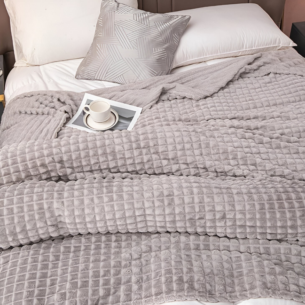 Mysig rutig filt i korallfleece. Perfekt som soffpläd eller extra värme i sängen.