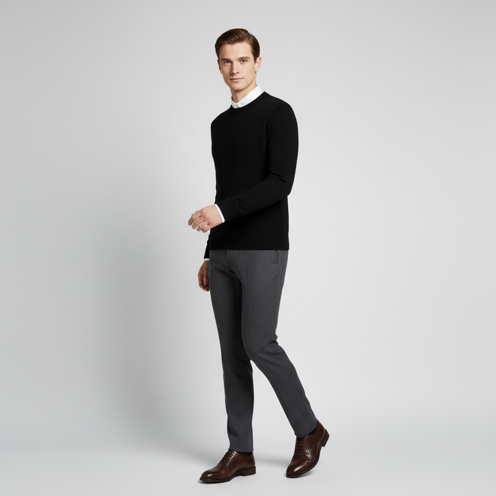 Herrtröja Charles. Rundhalsad och stickad för en bekväm & klassisk vardagsstil.