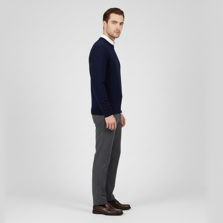 Klassisk Charles herrtröja, rundhalsad. Ett elegant och bekvämt stickat vinterplagg för herrmode.