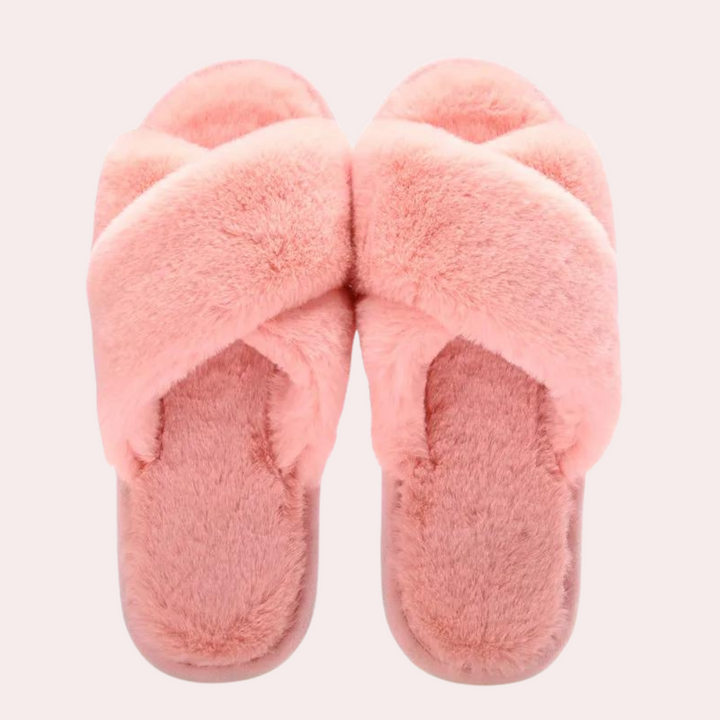 Varma fuzzymys hemmaskor med korsband. Mjuka damtofflor för bekväma fötter under höstkvällar.