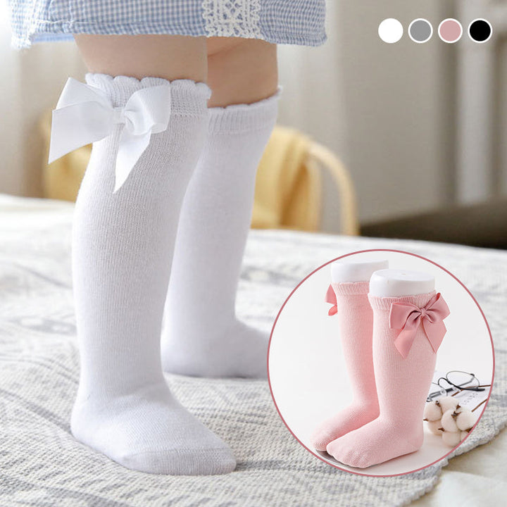 "Mjuka knähöga småbarnsstrumpor med söt rosett, idealiska för flickor. Perfekta för kyliga dagar och stilfulla outfits."