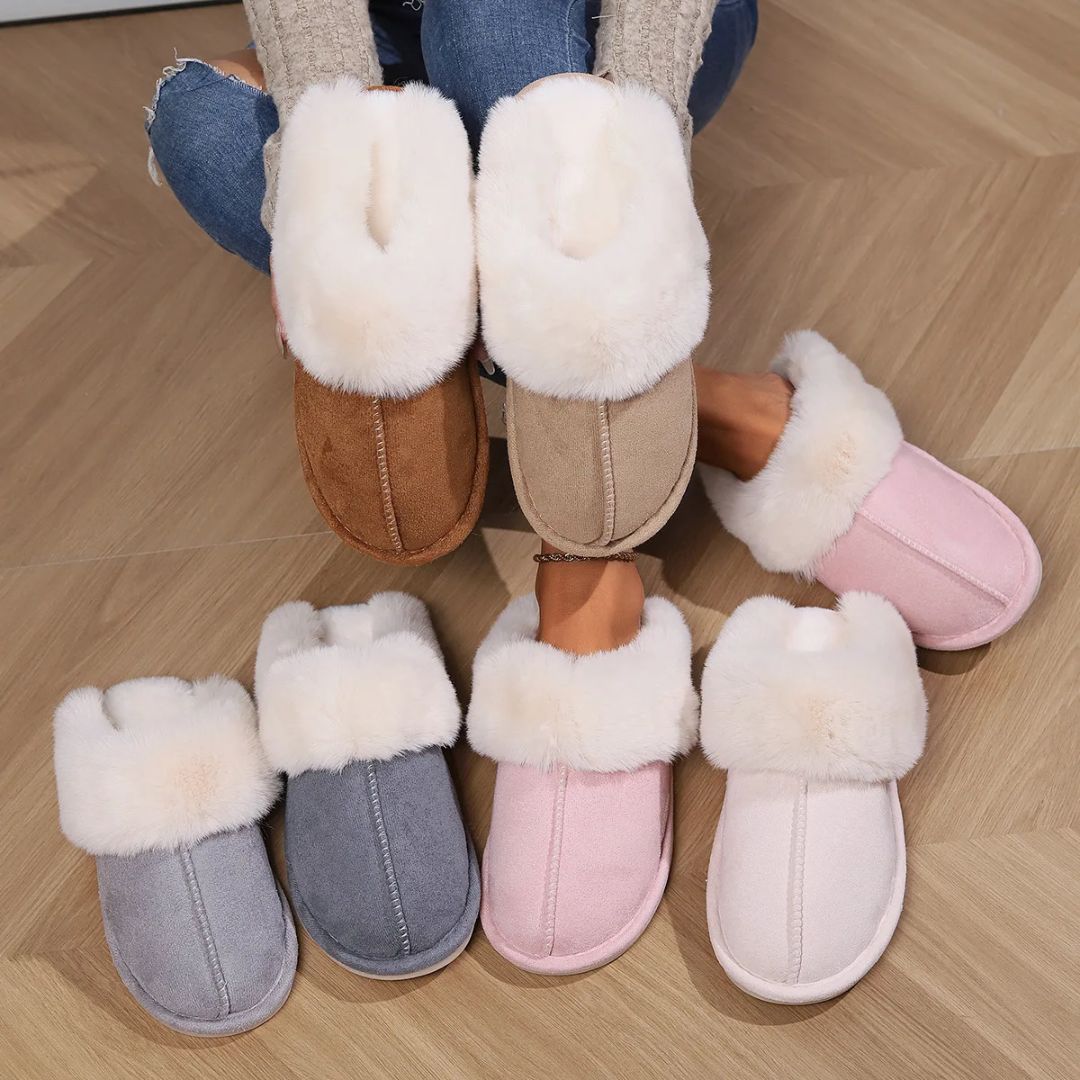 Stilrena unisex tofflor i mockaimitation, varmfodrade för sköna och varma fötter inomhus.