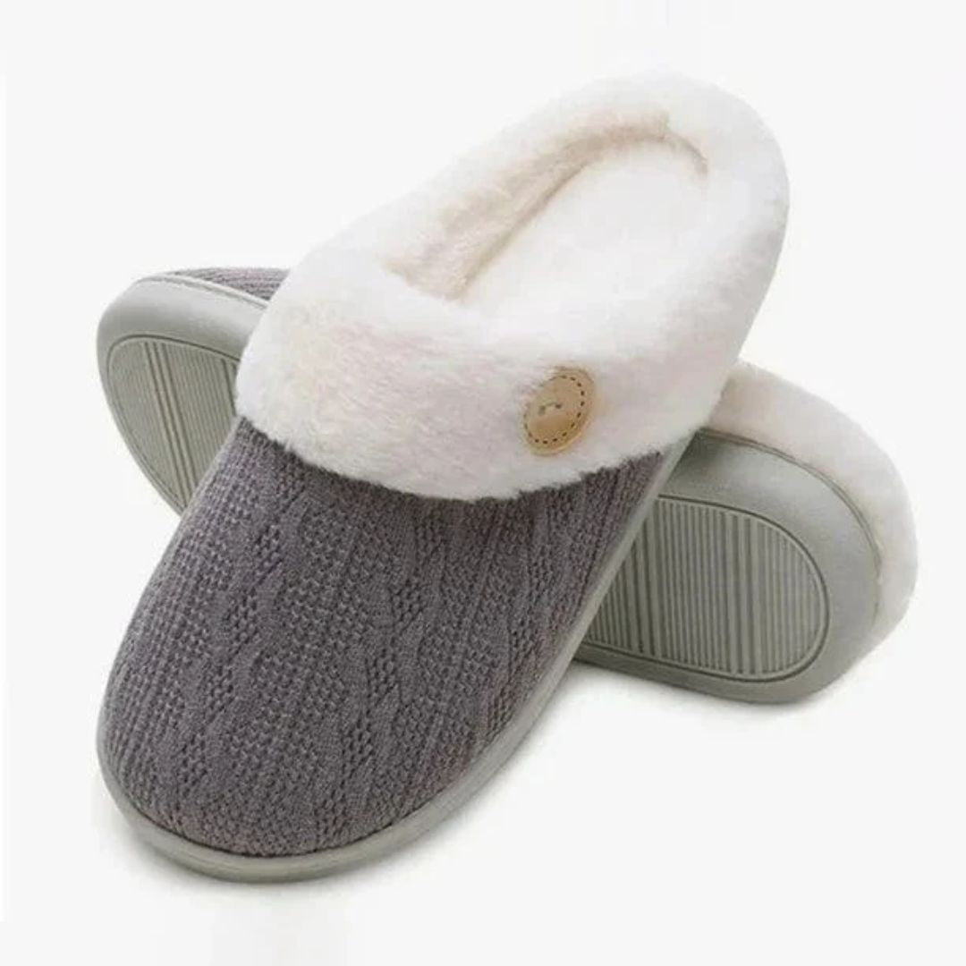 Ett par bekväma varmfodrade tofflor. Perfekta hemmaskor med halkfri sula för kalla vinterdagar.
