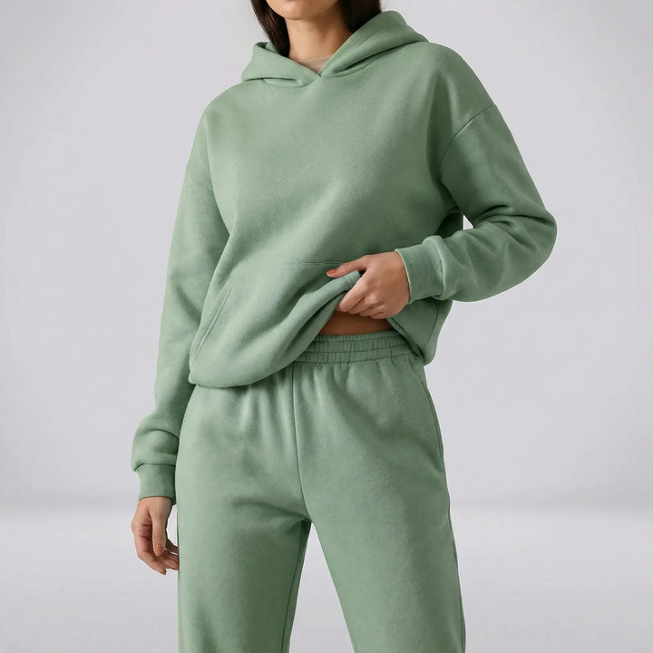 Damkläder: Mysigt tvådelat loungewear-set med huva. Mjukisbyxor och huvtröja för fritid.