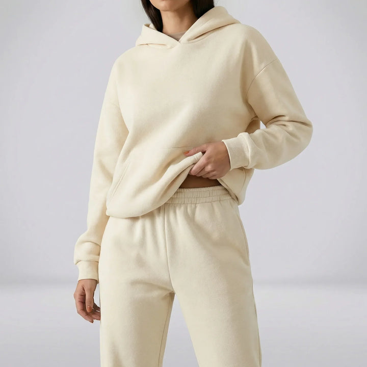 Mikayla loungewear-set dam: Huva, mjukisbyxor. Bekväma kläder för avkoppling och hemmafix.