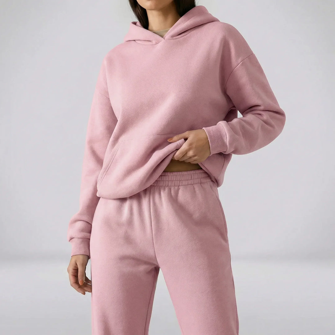 Avkopplande dam loungewear-set "Mikayla". Mjuka mjukisbyxor och huvtröja för maximal komfort.
