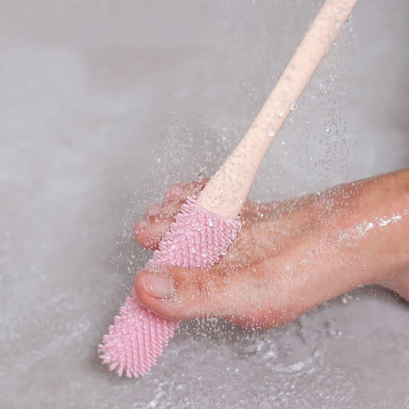 Mjuk grå ergonomisk tåborste med skonsamma borst, perfekt för effektiv fotvård.