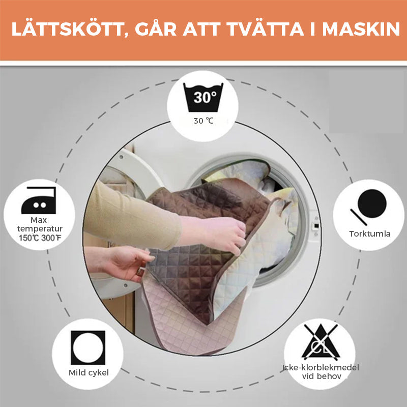 Mjukt vilstolsöverdrag i mörkblått, som förvandlar fåtöljen till en inbjudande plats för avkoppling.
