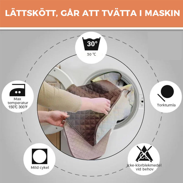 Mjukt vilstolsöverdrag i mörkblått, som förvandlar fåtöljen till en inbjudande plats för avkoppling.