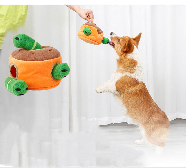 Glad hund tuggar på sin nya mocka tuggboll med färgglada fjädrar. Rolig hundleksak för aktivitet.