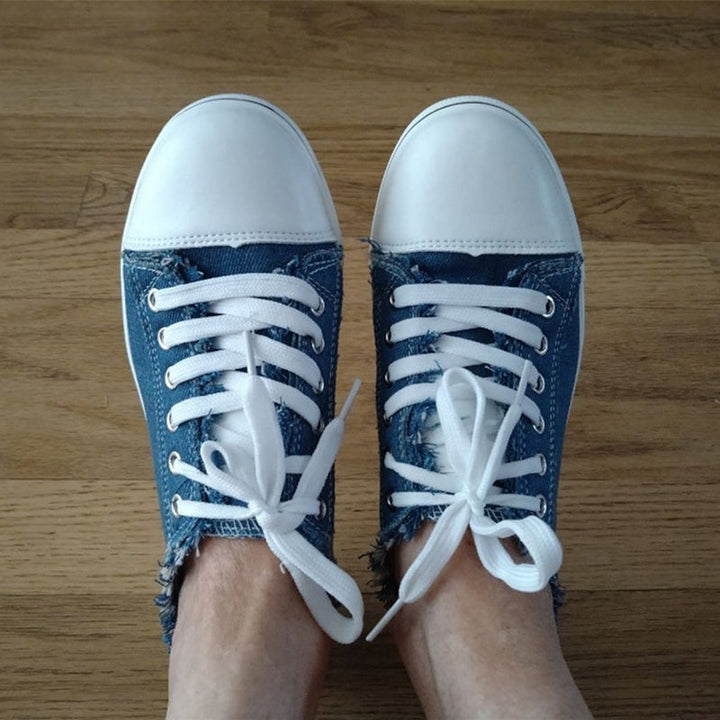 "Moderiktiga herr canvas sneakers med rund tå och stiliga tofsar. Perfekta för sommar och smart-casual stil."