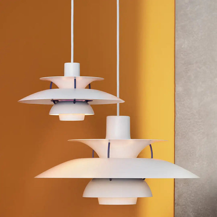 Rund taklampa med dimbara LED-lampor, perfekt för både arbete och avkoppling.