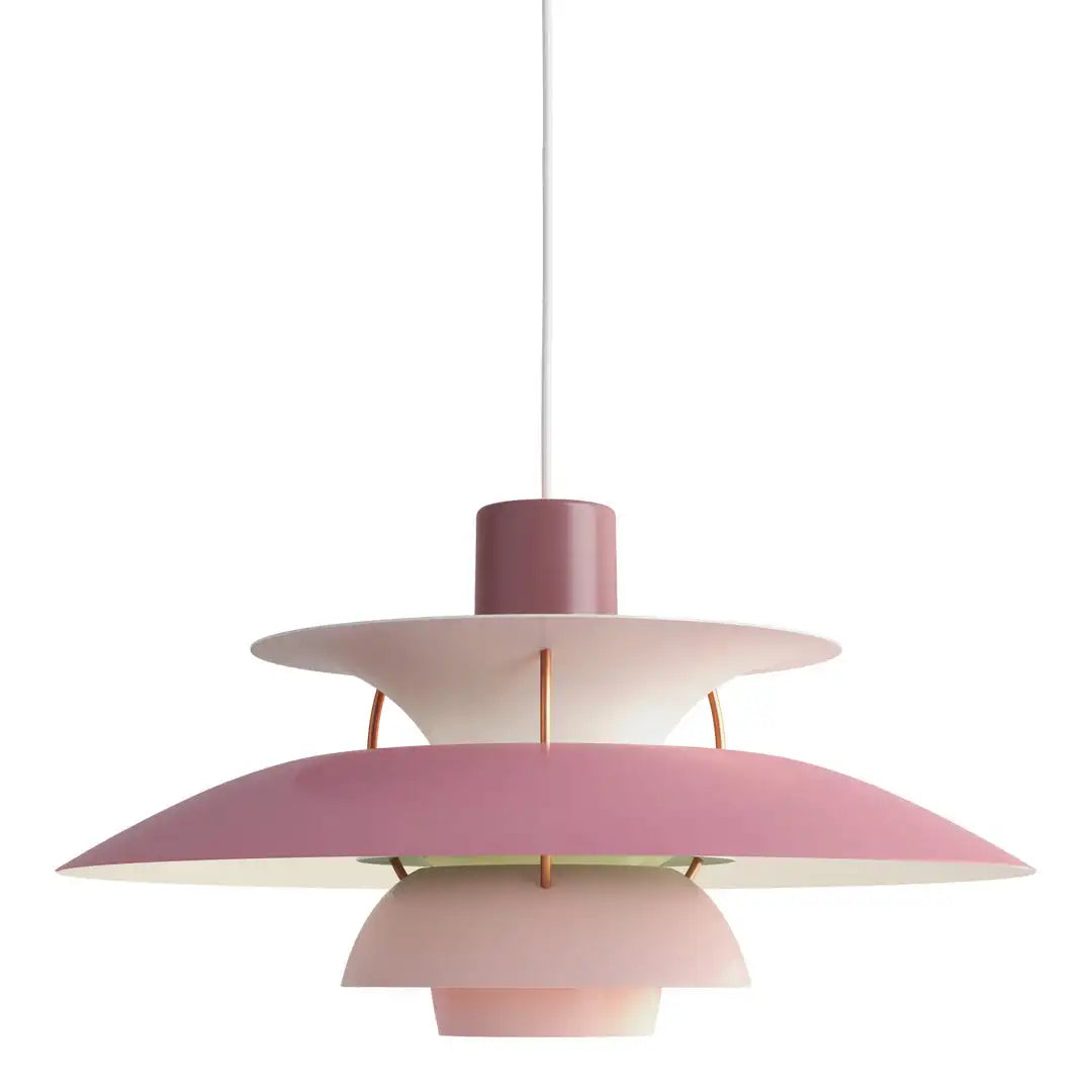 Modern inredning med dimbar LED-taklampa, en energieffektiv belysningsdetalj.