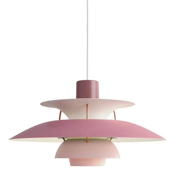 Modern inredning med dimbar LED-taklampa, en energieffektiv belysningsdetalj.