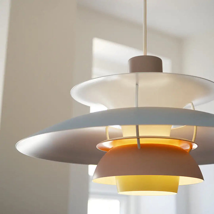 Modern design taklampa, dimbar LED-teknik för optimal ljusstyrka i hela hemmet.