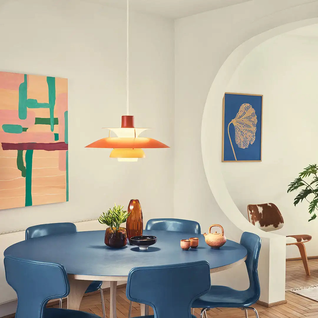 Taklampa med modern LED-belysning, dimbar för anpassad stämning i varje rum.