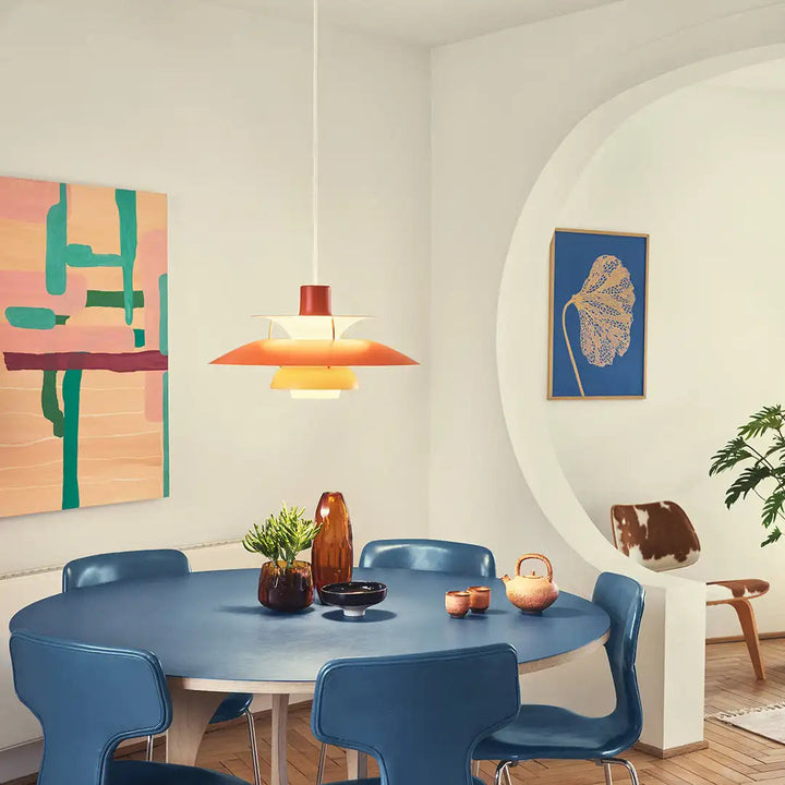 Taklampa med modern LED-belysning, dimbar för anpassad stämning i varje rum.